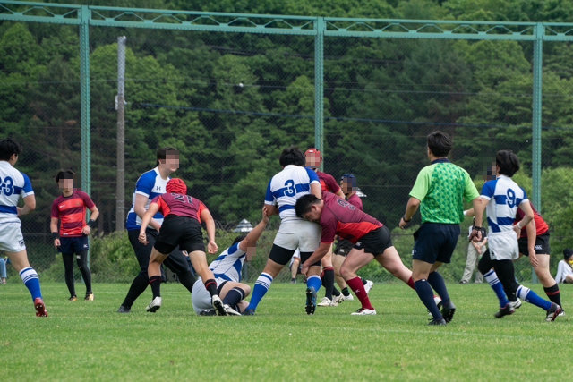 週末は旭川でラグビー。ボールキャリアー（3番選手）にタックル