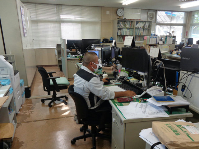 事務所内での業務の様子